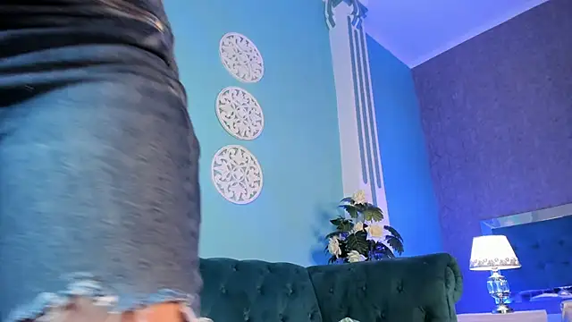 Snapshot of KarlynHoliss chatting on December 13, 2024, 6:27 pm KarlynHoliss online show from December 13, 2024, 6:27 pm