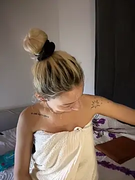 Ella Charm online show from October 24, 2025, 3:33 pm