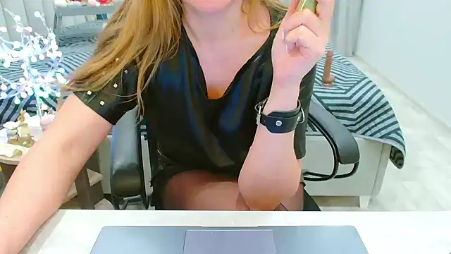 EveLove33 online show from April 19, 2026, 6:10 pm