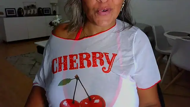 sarametisse26 online show from September 25, 2025, 7:03 am