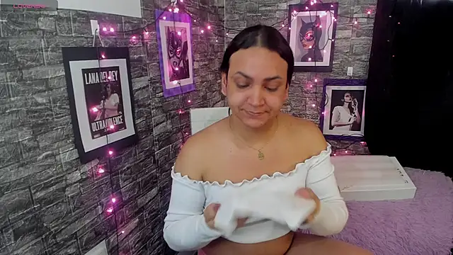 Snapshot of Andrys_ chatting on February 3, 2026, 8:14 pm Andrys online show from February 3, 2026, 8:14 pm