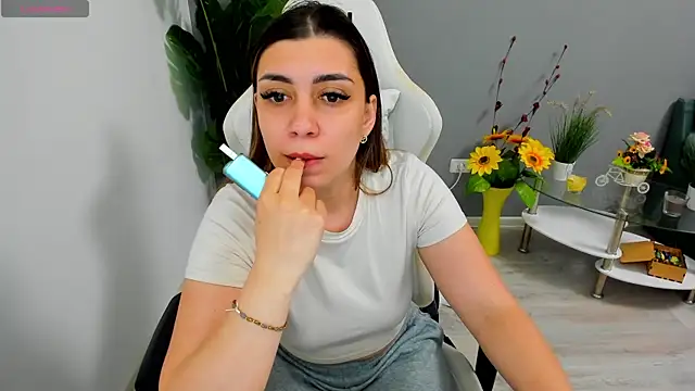 Snapshot of EveEvian chatting on May 13, 2026, 5:31 pm EveEvian online show from May 13, 2026, 5:31 pm