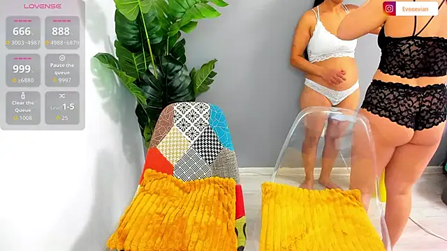 Snapshot of EveEvian chatting on February 14, 2026, 12:49 pm EveEvian online show from February 14, 2026, 12:49 pm