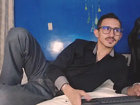 HomeAloneK online show from October 26, 2025, 8:09 pm