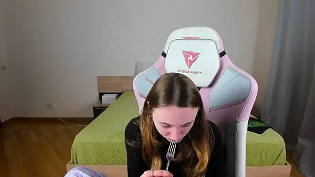 Cowell Adelina online show from November 29, 2025, 9:31 am