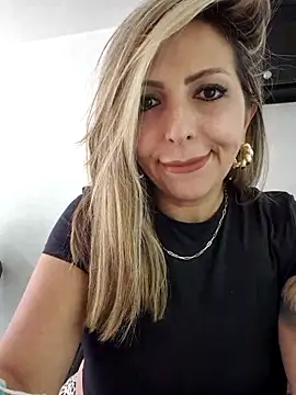 Snapshot of _Abril-Office1 chatting on March 12, 2025, 7:25 pm Abril-Office1 online show from March 12, 2025, 7:25 pm