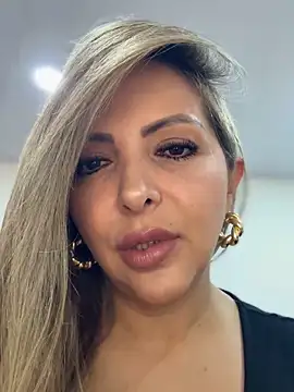 Snapshot of _Abril-Office1 chatting on November 19, 2025, 12:27 pm Abril-Office1 online show from November 19, 2025, 12:27 pm