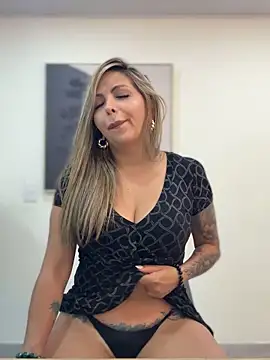 Snapshot of _Abril-Office1 chatting on November 20, 2025, 12:28 pm Abril-Office1 online show from November 20, 2025, 12:28 pm