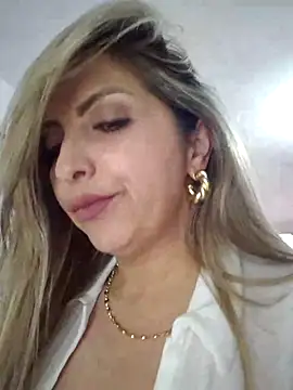 Snapshot of _Abril-Office1 chatting on March 4, 2025, 8:38 pm Abril-Office1 online show from March 4, 2025, 8:38 pm