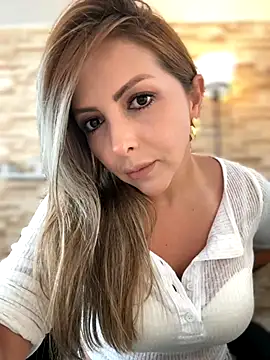 Snapshot of _Abril-Office1 chatting on September 22, 2025, 3:07 pm Abril-Office1 online show from September 22, 2025, 3:07 pm