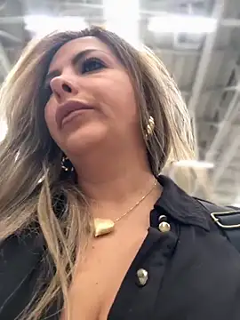 Snapshot of _Abril-Office1 chatting on November 24, 2025, 3:56 pm Abril-Office1 online show from November 24, 2025, 3:56 pm