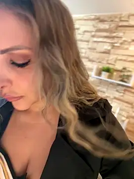 Snapshot of _Abril-Office1 chatting on October 31, 2025, 3:52 pm Abril-Office1 online show from October 31, 2025, 3:52 pm