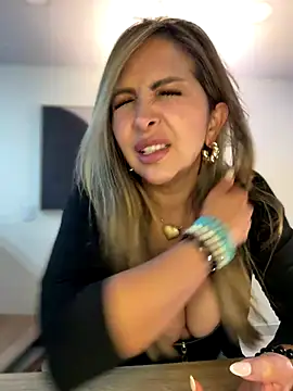 Snapshot of _Abril-Office1 chatting on November 13, 2025, 3:27 pm Abril-Office1 online show from November 13, 2025, 3:27 pm