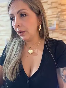 Snapshot of _Abril-Office1 chatting on November 4, 2025, 3:16 pm Abril-Office1 online show from November 4, 2025, 3:16 pm