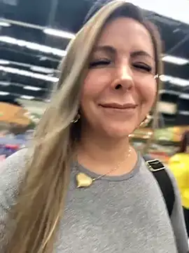 Snapshot of _Abril-Office1 chatting on November 18, 2025, 5:27 pm Abril-Office1 online show from November 18, 2025, 5:27 pm