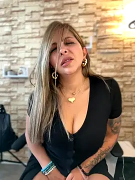 Snapshot of _Abril-Office1 chatting on October 21, 2025, 3:33 pm Abril-Office1 online show from October 21, 2025, 3:33 pm