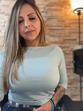 Snapshot of _Abril-Office1 chatting on January 12, 2026, 7:53 pm Abril-Office1 online show from January 12, 2026, 7:53 pm