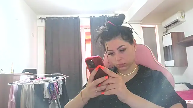 Snapshot of LovelyJulliette chatting on June 19, 2026, 12:33 pm LovelyJulliette online show from June 19, 2026, 12:33 pm