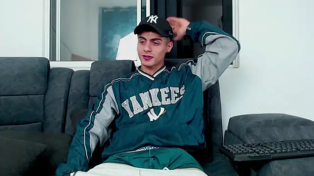 Stiven CL online show from October 20, 2025, 4:25 am