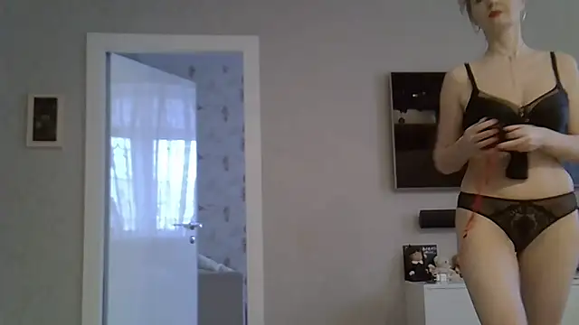 Snapshot of ZarinaSwift chatting on December 17, 2025, 4:39 am ZarinaSwift online show from December 17, 2025, 4:39 am