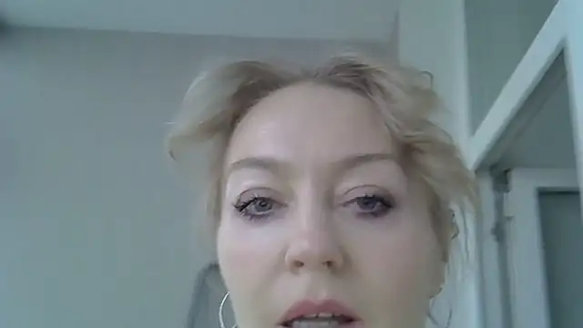 Snapshot of ZarinaSwift chatting on December 19, 2025, 4:49 am ZarinaSwift online show from December 19, 2025, 4:49 am