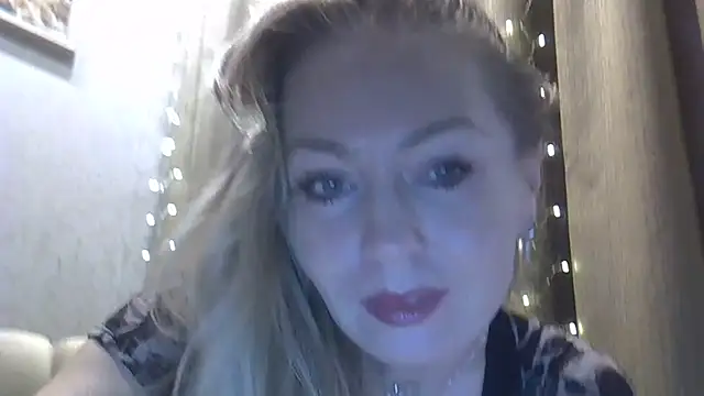 Snapshot of ZarinaSwift chatting on November 20, 2025, 4:35 am ZarinaSwift online show from November 20, 2025, 4:35 am