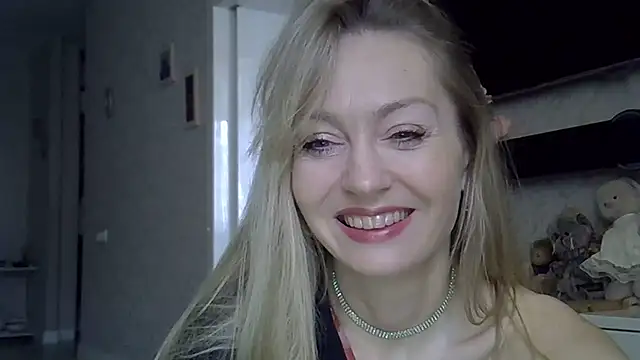 Snapshot of ZarinaSwift chatting on November 24, 2025, 4:34 am ZarinaSwift online show from November 24, 2025, 4:34 am