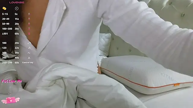 LaraSkinny online show from November 12, 2025, 2:15 am