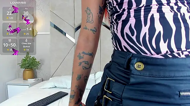 LiaVelez online show from January 6, 2026, 1:37 pm