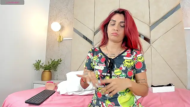 LiaVelez online show from November 27, 2025, 2:50 pm