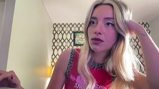 Snapshot of SirenaBelle chatting on March 9, 2025, 11:47 am SirenaBelle online show from March 9, 2025, 11:47 am