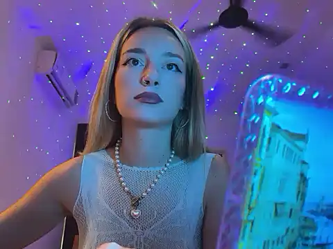 Snapshot of SirenaBelle chatting on October 4, 2025, 12:01 am SirenaBelle online show from October 4, 2025, 12:01 am