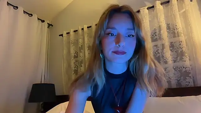 Snapshot of SirenaBelle chatting on March 10, 2026, 10:14 pm SirenaBelle online show from March 10, 2026, 10:14 pm