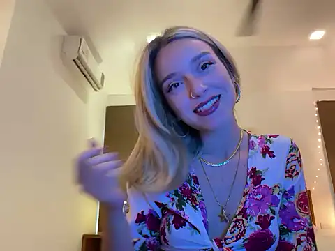 Snapshot of SirenaBelle chatting on September 9, 2025, 9:08 am SirenaBelle online show from September 9, 2025, 9:08 am