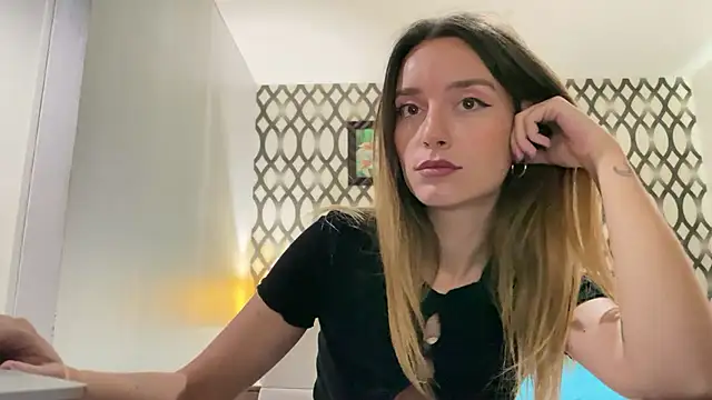 Snapshot of SirenaBelle chatting on February 12, 2025, 6:40 am SirenaBelle online show from February 12, 2025, 6:40 am