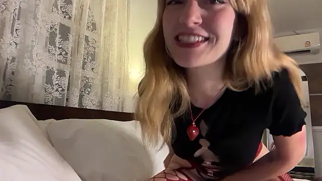 Snapshot of SirenaBelle chatting on May 5, 2026, 10:24 pm SirenaBelle online show from May 5, 2026, 10:24 pm