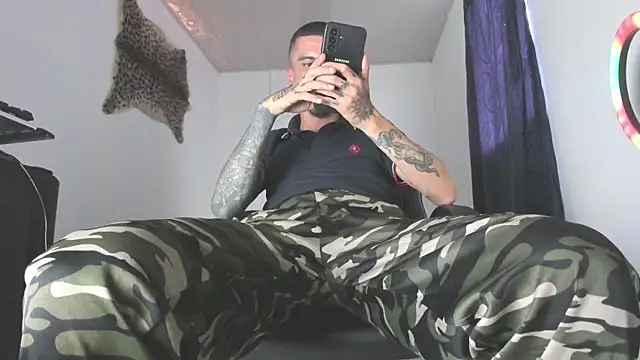 Snapshot of Aaron_BigDickxxx chatting on July 7, 2026, 6:55 pm Aaron BigDickxxx online show from July 7, 2026, 6:55 pm