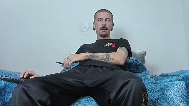 Snapshot of Aaron_BigDickxxx chatting on October 21, 2025, 6:57 am Aaron BigDickxxx online show from October 21, 2025, 6:57 am