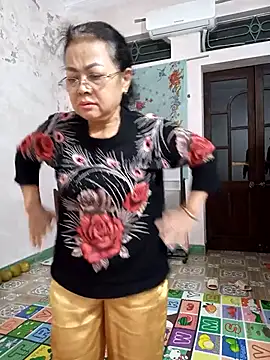 Hotestlove online show from November 24, 2025, 2:39 pm