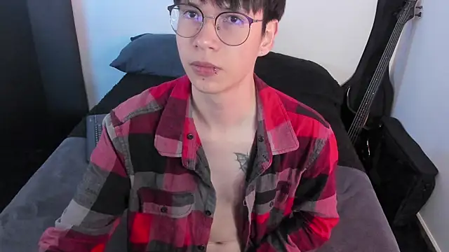Snapshot of Aventure_Twinks chatting on June 25, 2026, 5:12 am Aventure Twinks online show from June 25, 2026, 5:12 am