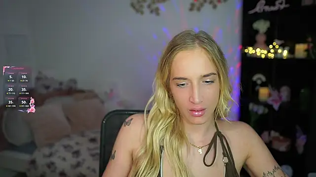 Snapshot of Nicolette__Shea_ chatting on January 25, 2025, 12:05 pm Nicolette Shea online show from January 25, 2025, 12:05 pm