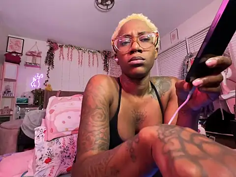 Snapshot of VixenCapri chatting on February 4, 2026, 12:38 am VixenCapri online show from February 4, 2026, 12:38 am