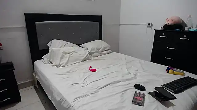 swcoupleyyg online show from September 18, 2025, 2:09 pm