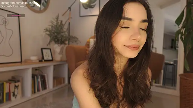 JulietteDee online show from April 14, 2026, 9:09 pm