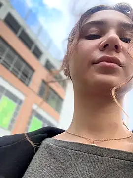 QuitieLia online show from October 25, 2025, 8:13 am