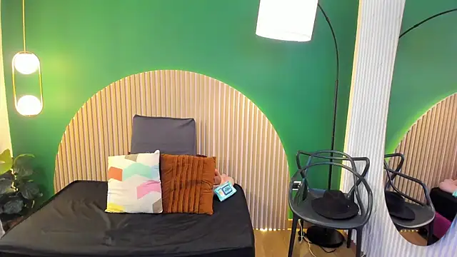 taylor bennet online show from November 13, 2025, 11:58 am