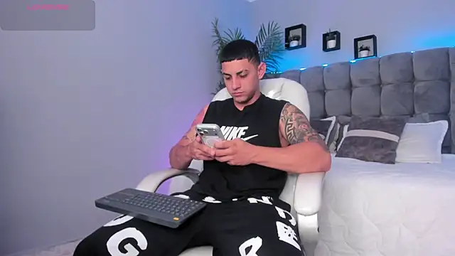 Snapshot of Alex_cute77 chatting on July 20, 2026, 1:02 pm Alex cute77 online show from July 20, 2026, 1:02 pm