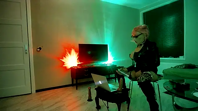 Snapshot of CharlotteVixxens chatting on January 10, 2025, 4:41 pm CharlotteVixxens online show from January 10, 2025, 4:41 pm