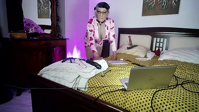 CharlotteVixxens online show from May 21, 2026, 12:19 am