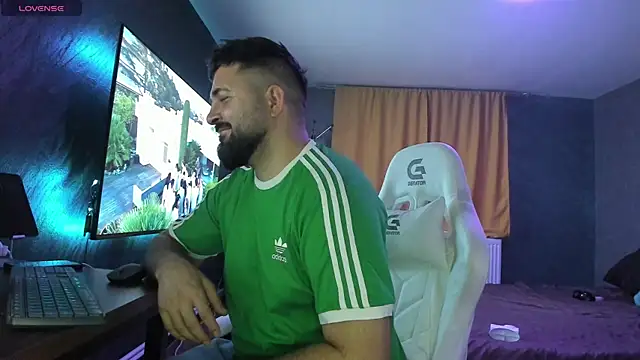 Eduu2322 online show from November 3, 2025, 9:29 pm